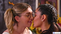Jüngere lesbische Ex-Freunde gestehen Gefühle - Emily Willis, Mackenzie Moss