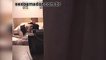 Il ragazzo fa sesso con la fidanzata nel letto dei genitori e registra video con telecamera nascosta