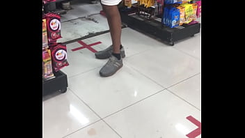 Mostrando la valigia al supermercato (Full Video> Xvideos Red)