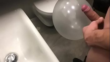 Abspritzen auf einem Luftballon/ Ballon Handjob Balloon