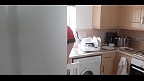 Le beau-père filme secrètement son d quand il nettoyait la maison puis elle pour lui sucer sa grosse bite.