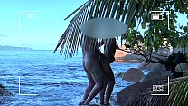 voyeur espion couple nu ayant des relations sexuelles sur la plage publique - projectfiundiary