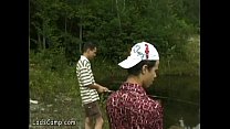 Jeunes pêcheurs malchanceux filmés en train de baiser en forêt