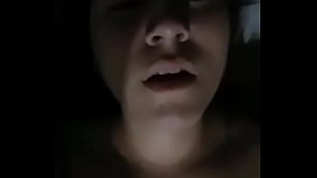Una puttana di 18 anni molto calda in quarantena si masturba e la manda su whatsapp