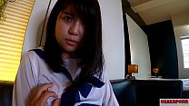 uma japonesa de 18 anos com seios pequenos tem orgasmo com um toque de dedo e um brinquedo sexual amadora asiática com cosplay de fantasia escolar fala sobre sua experiência de foder mao 6 osakaporn