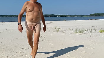 Nu em uma praia sem nudismo