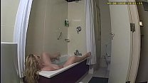 Frau erwischt auf Spycam mit sich selbst im Hotelbad spielen