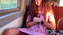 la ragazza di 18 anni ha mostrato le sue mutandine sul treno e ha masturbato un cazzo a uno sconosciuto in pubblico