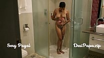 desi fille indienne du sud jeune bhabhi Payal dans la salle de bain prenant une douche et masturbation