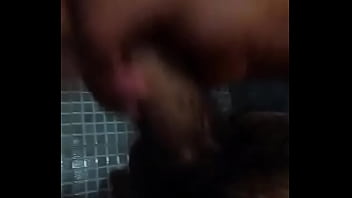 Adolescente se masturba en el baño.