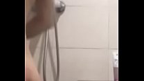 Garota asiática gostosa tomando banho na câmera