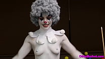 Une fille sexy porte du maquillage de clown et taquine