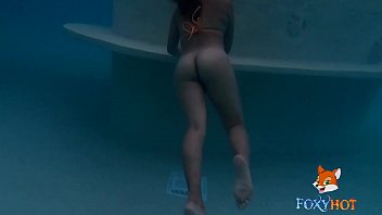 Nadar nu na piscina de um hotel familiar (vídeo completo em FOXXXYHOT.COM)