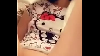Hello Kitty teen piscia in modo seducente