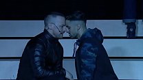 Eben Figueiredo e James McAvoy se beijam gay no espetáculo de teatro Cryano de Bergerac | GAYLAVIDA.COM