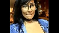 columbiana mostra os peitos na rua pela webcam