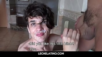 Il ragazzo latino più sexy riceve un'eiaculazione facciale dal più anziano