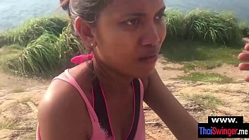 Puta tailandesa amateur real es contratada para una sesión de mamada