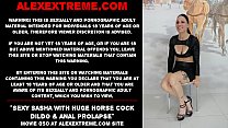 Sexy Sasha avec un énorme gode à queue de cheval et un prolapsus anal