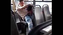 ペルーのビデオ68-通りの公共交通機関のバスでディックを吸う