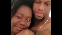 Черная женщина в отпуске в Сан-Томе предает белого мужа с молодым чернокожим