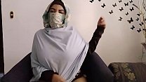 Mãe árabe verdadeira em hijab orando e, em seguida, masturbando sua buceta muçulmana enquanto o marido foge de orgasmo