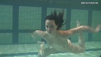 Barbara Chehova возбужденная тинка под водой занимается плаванием