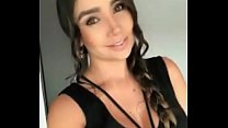 Paola Jara masturbiert im Auto