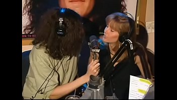 ハワード・スターンがグレッチャン・ベッカー（女優）のお尻にキスしてマッサージします。