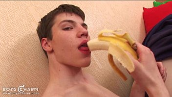 Twink Teaser épluche une banane et bat sa viande