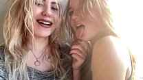 2 filles chaudes se baisent en public