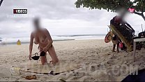 Fille chaude se masturbe sur la plage