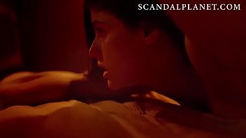 Nouvelles scènes de sexe nues d'Alexandra Daddario de `` Lost Girls and Love Hotels '' sur ScandalPlanet.Com