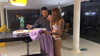 NOVINHA ORDERED PIZZA AND GAVE IT PRO DELIVERY (full videos xvideos RED lipelouco)