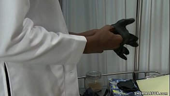 Black TS medico anale scopa il paziente