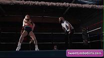 Die sexy Lesben Ariel X und Sinn Sage werden im Wrestling-Ring hart gegeneinander