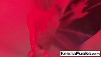 La chaude Kendra Cole prend une douche sexy!