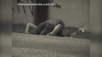 Un caméraman amateur filme des sans-abri en train de baiser rapidement