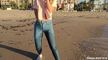 Sesión húmeda en una playa pública con Crazy Model. Masturbación arriesgada al aire libre. Fetiche de pies. Orina en jeans.