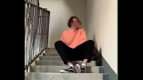 लड़का प्रवेश और cums में सार्वजनिक सीढ़ी पर हस्तमैथुन करता है