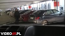 En videregående jente suger pikk i bilen på parkeringsplassen til et kjøpesenter