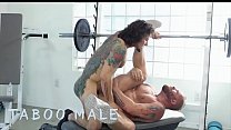 Hot Muscular Guy (Riley Mitchell) scopa il culo tatuato (Archer Crofts) duro - Taboomale