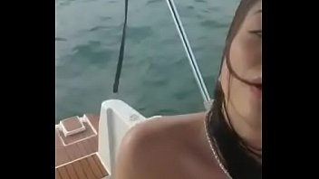 Heißes Mädchen auf dem Schnellboot