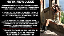 Gode dragon de M. Hankey dans le cul sexy de Hotkinkyjo dans une usine abandonnée