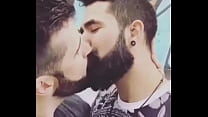 Beijo gay quente entre dois caras barbudos | gaylavida.com