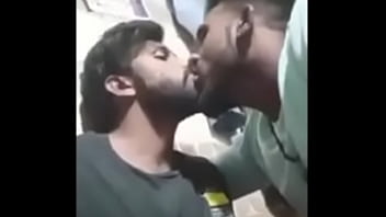 2人の熱いインド人の間の熱いゲイのキス| gaylavida.com
