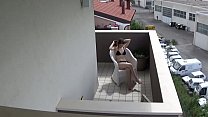 J'espionne ma voisine jeune fille en train de se masturber sur son balcon