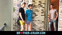 ホットな義理の兄弟は、ゲイの三人組で角質の年上の隣人とセックスします