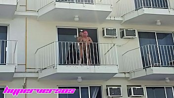 Un couple chaud commence à baiser sur le balcon de l'hôtel à Acapulco, la serveuse le remarque et ne leur dit rien
