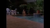 Тропическая жара: сексуальная обнаженная девушка, перекачивающая скинни (вперед и назад), HD